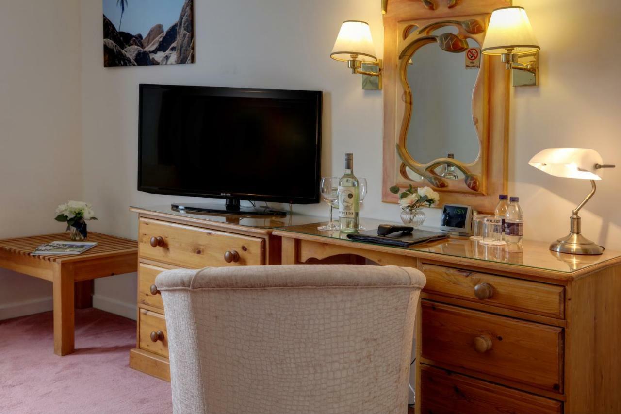 Best Western Plus Bentley Hotel, Leisure Club & Spa Thorpe on the Hill  외부 사진